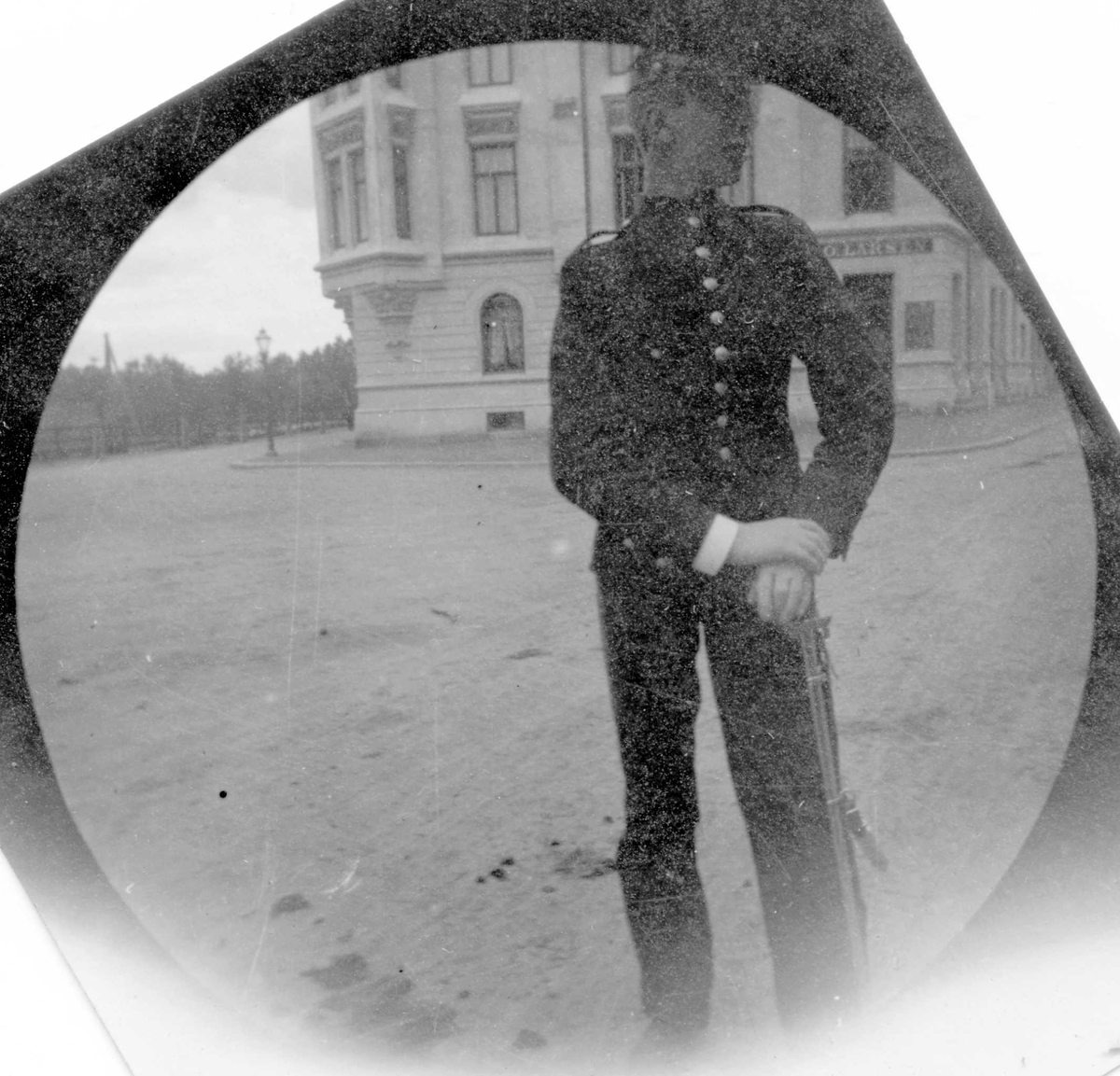 Fredrik Carl Mülertz Størmer, Hermann Reimers med uniform står i gate foran bygård, Oslo.