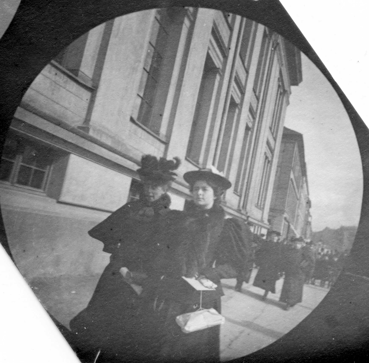 Fredrik Carl Mülertz Størmer, To damer spaserer på fortauet langs Universitetet, Oslo. Til høyre: Frk. Viborg.
