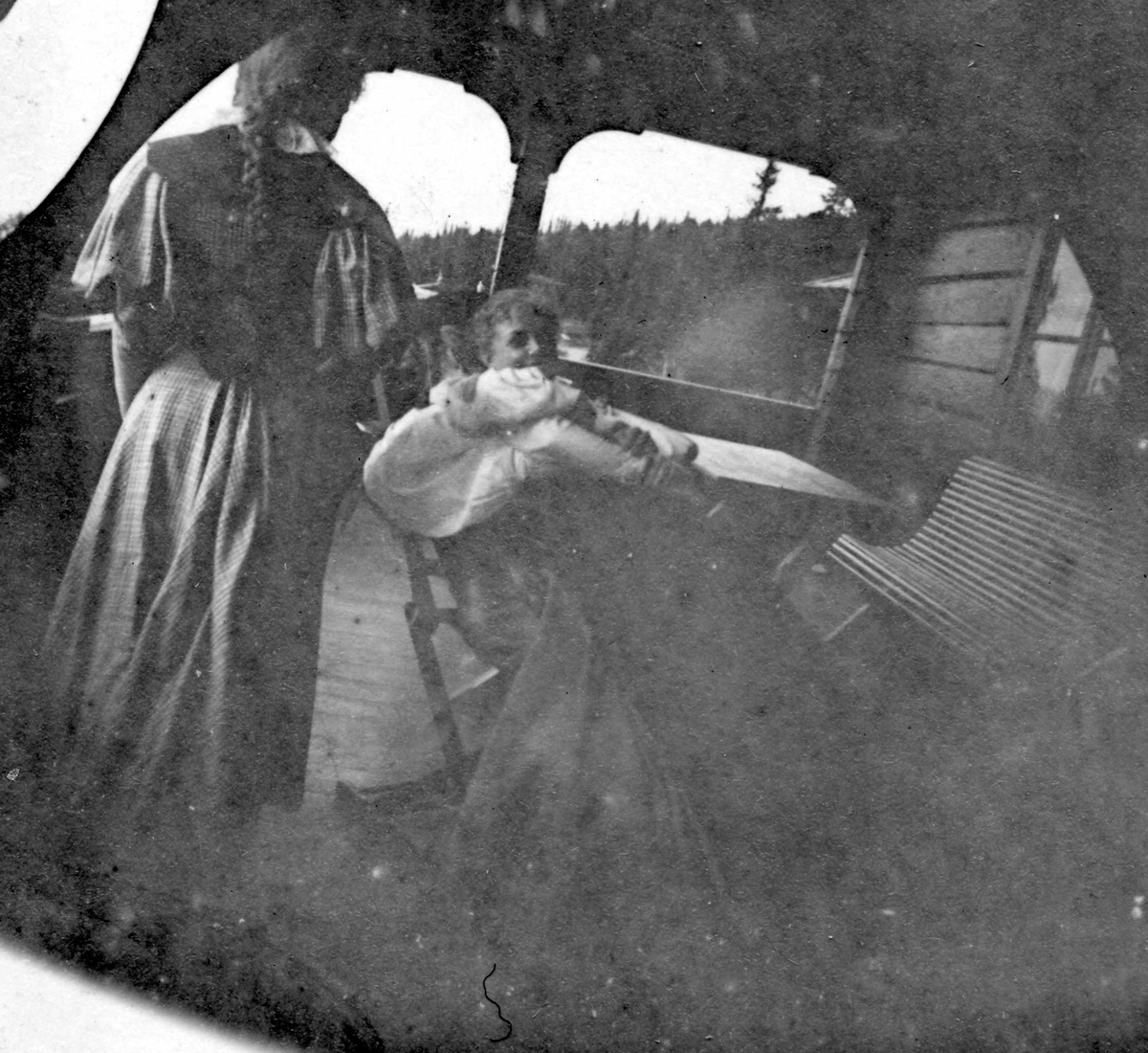 Fredrik Carl Mülertz Størmer, Golå, Sør-Fron, Oppland.To damer på veranda til tømmerhus i skogen..