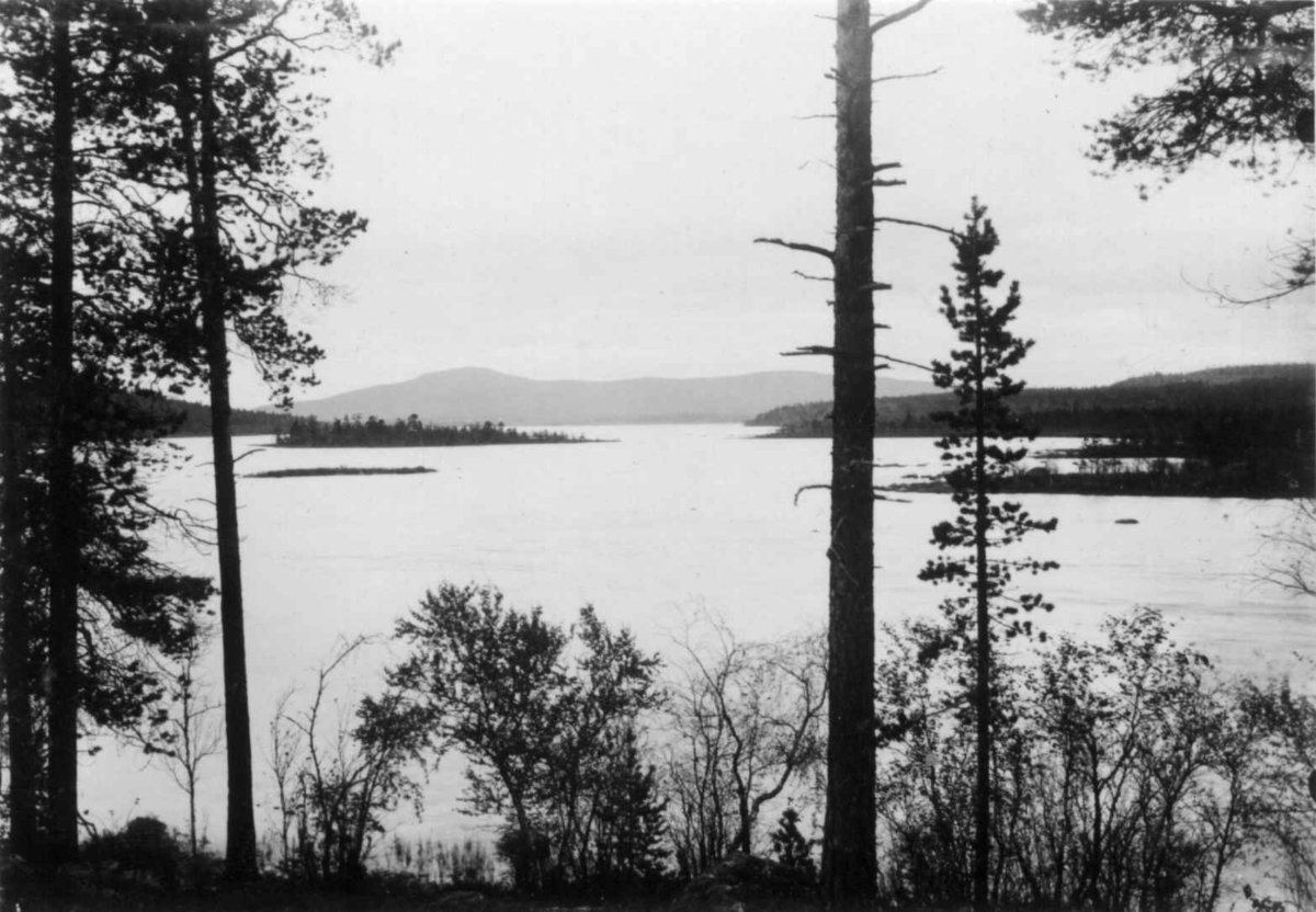 Ellisif Rannveig Wessel, Oversiktsbilde over Vaggatemsjøen, Pasvikdalen, Sør-Varanger, Finnmark, før 1900.