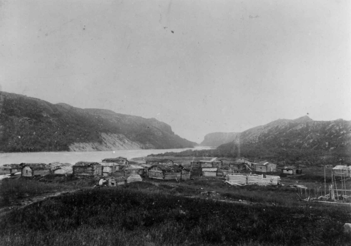 Ellisif Rannveig Wessel, Oversiktsbilde over skoltebyen Boris Gleb, Russland, med bebyggelse. Ca. 1900.