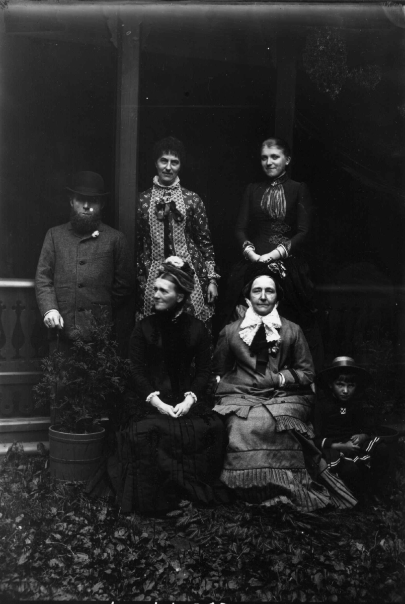 Fredrik Emil Faye, Gruppeportrett, fra venstre stående statsminister og godseier Carl Otto Løvenskiold (1839-1916), Louise Klose, Eleonore Løvenskiold (senere fru Cappelen). Sittende fru Elise Løvenskiold, født Wedel Jarlsberg, fru Eugenie Anker, født von Mansbach. Pike sitter ytterst til høyre. Fra portrettserie av …