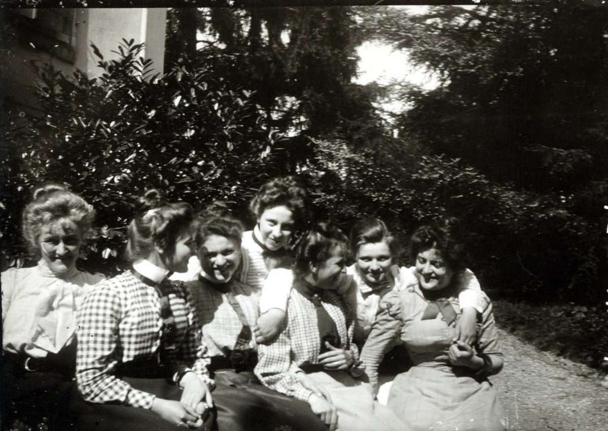 Fredrik Emil Faye, Gruppeportrett, Sveits. Kvinnegruppe utendørs. Ant. fra serie fotografert av kammerherre Fredrik Emil Faye (1844-1903), Dal gård, Ullensaker.