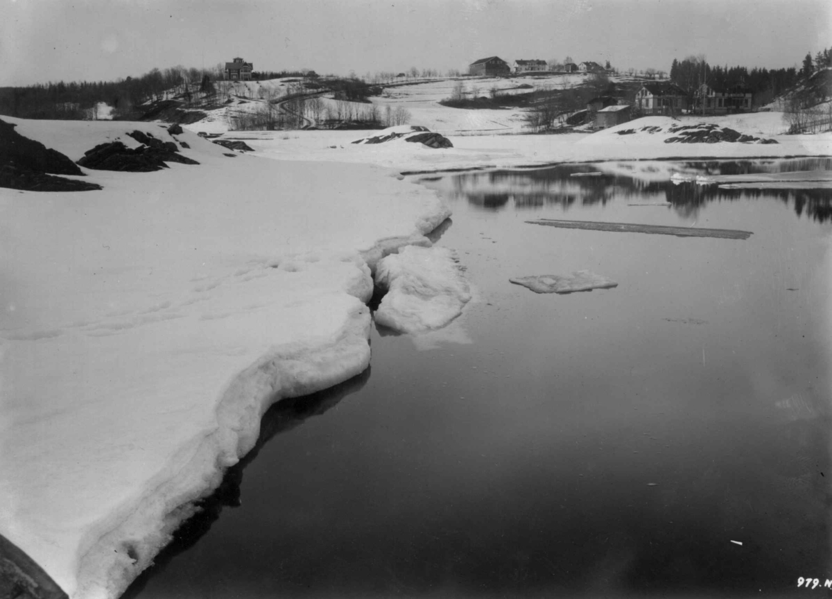 Hermann Christian Neupert, Asker, Akershus. 1908-1910. Vintermotiv. Landskap med bebyggelse. Åpent vann.