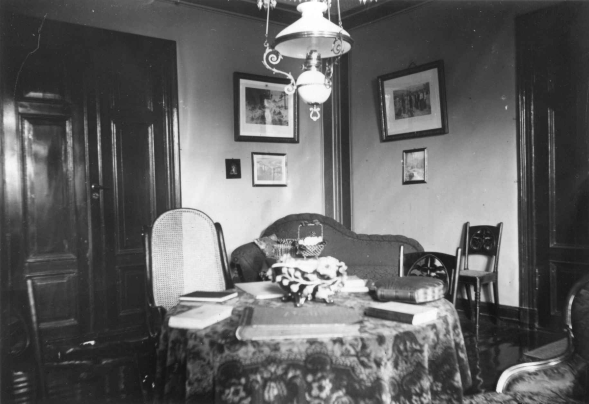 Hermann Christian Neupert, Interiør, ukjent sted. 1908-1910. Stue. Bøker på bordet.