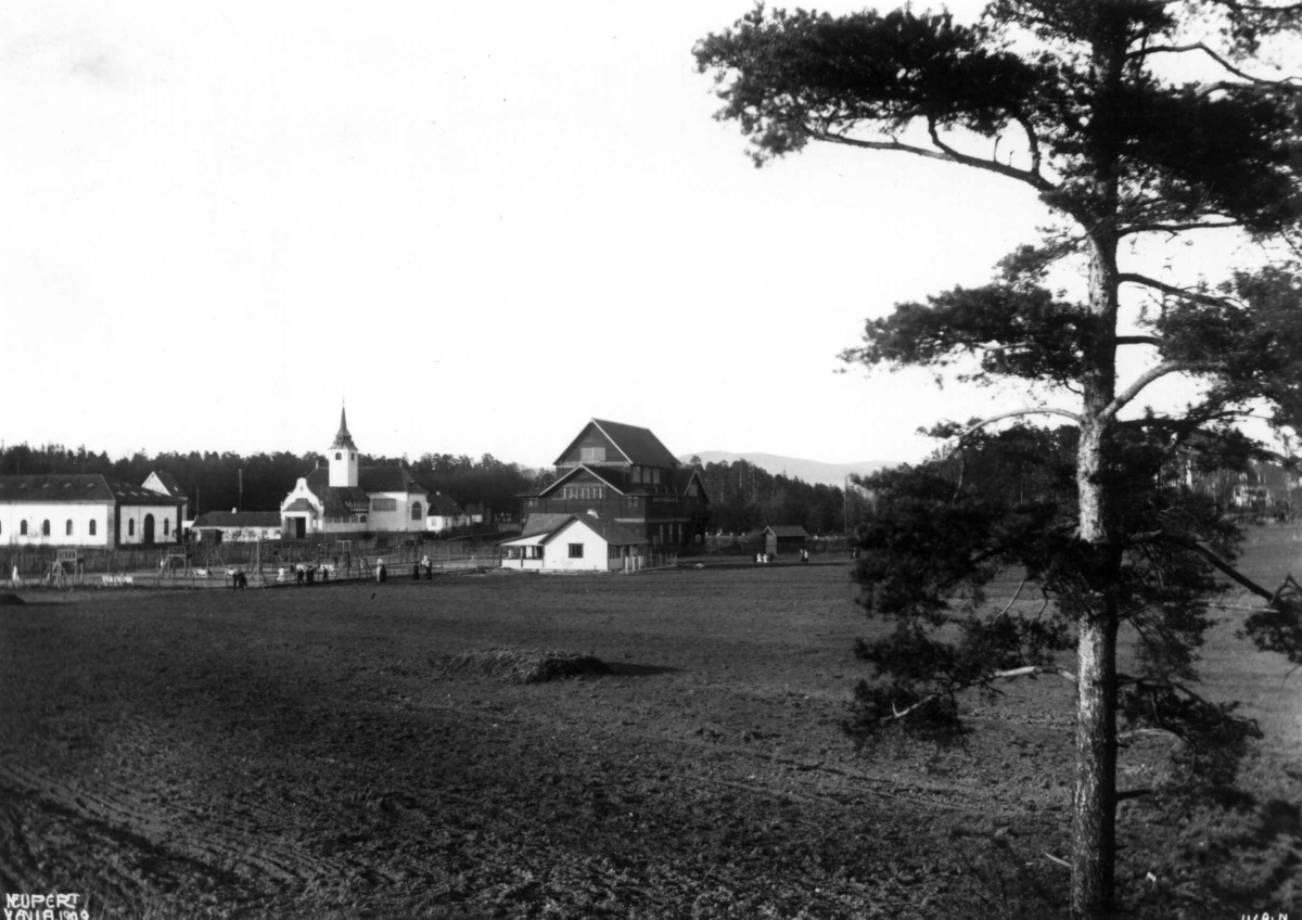 Hermann Christian Neupert, Norsk Folkemuseum, Oslo.1909. Fra venstre Bergensporten, Kirken (revet) og Pariserpaviljongen fra Verdensutstillingen i Paris 1900 (revet).