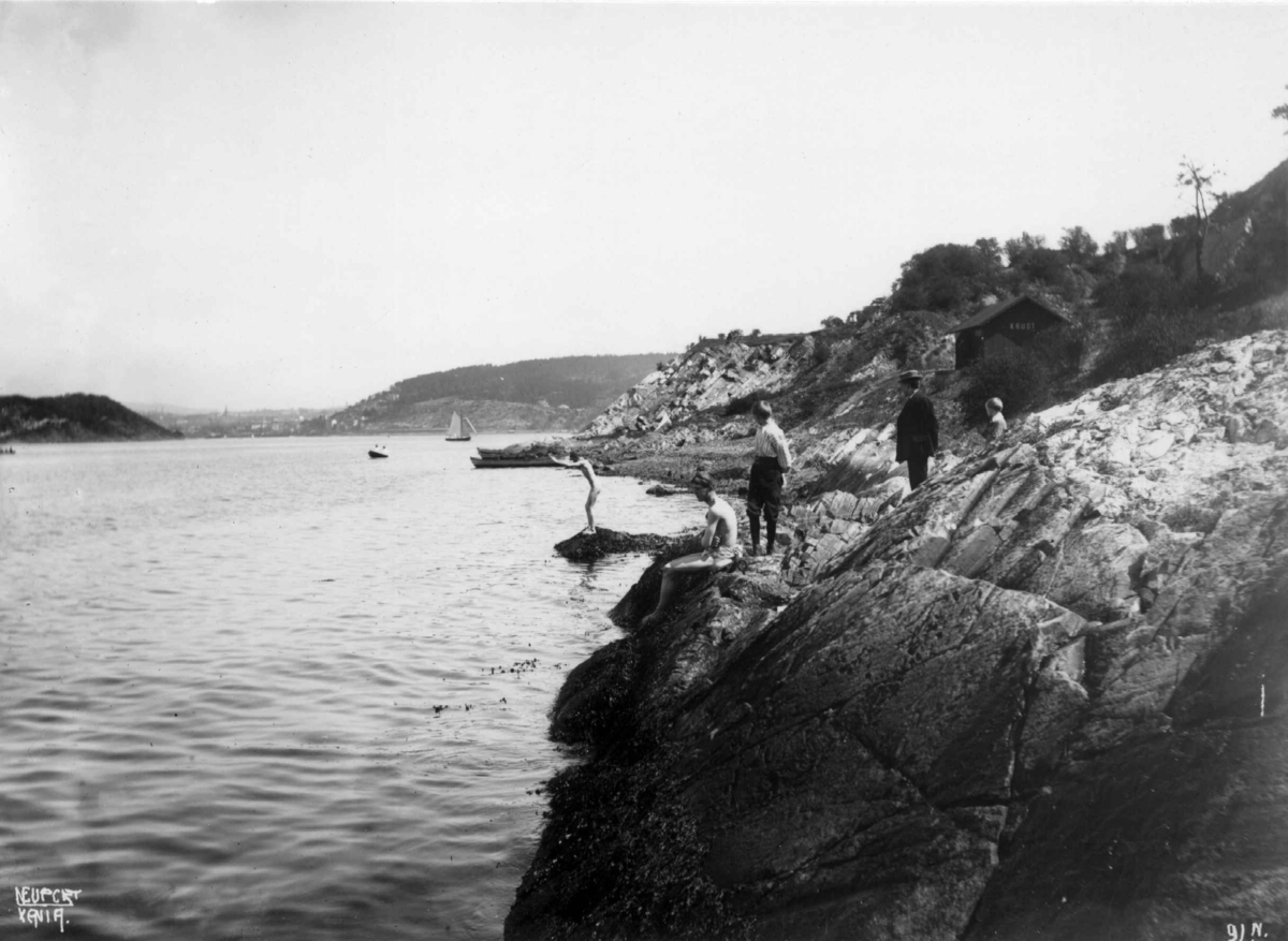 Hermann Christian Neupert, Gressholmen, Oslofjorden. 1908. Badeliv. Båter.