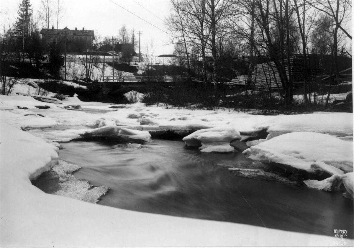 Hermann Christian Neupert, Oslo, Hammeren, Maridalen 1909? Vinterbilde av elvestryk med bro, våningshus i bakgrunnen.