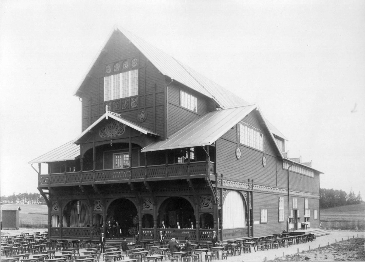 Narve Skarpmoen, Pariserpaviljongen, bygning nr. 302 på Norsk Folkemuseum, her fotografert i 1903. Huset, som hadde vært på Verdensutstillingen i Paris 1900, ble brukt som restaurant, og åpnet i forbindelse med Den Kulturhistoriske Utstilling.
