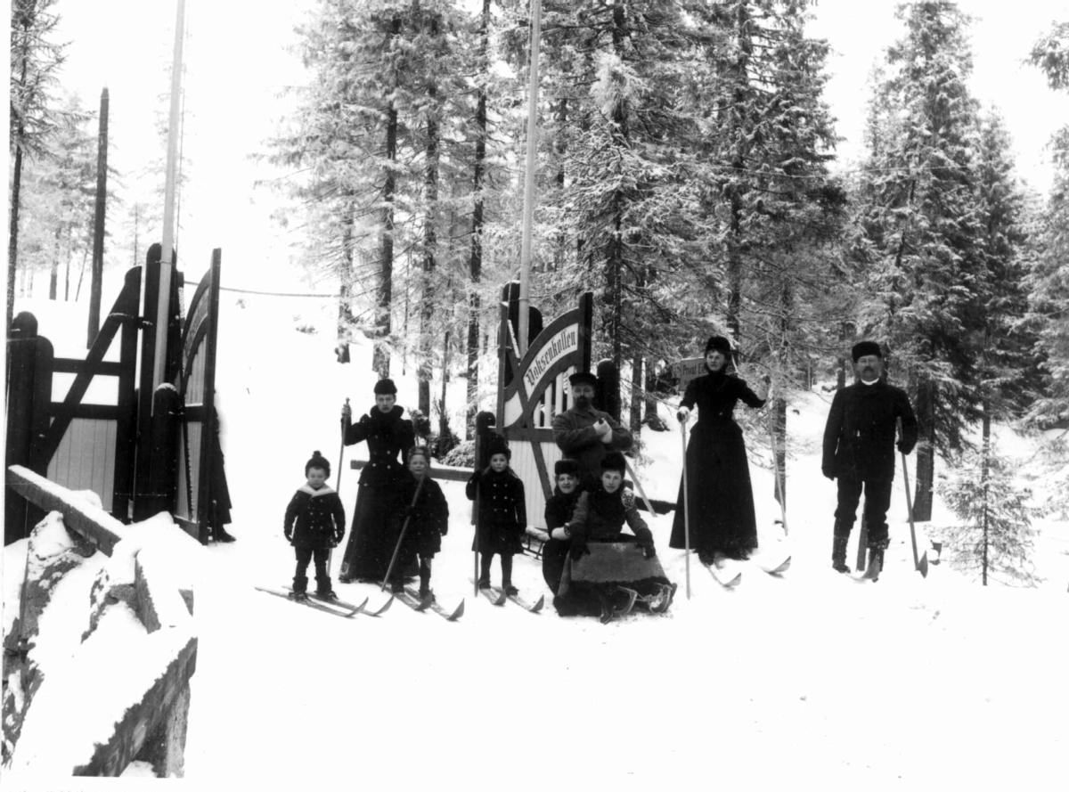 Marthinius Skøien, Familieutflukt på ski, Voksenkollen, Oslo. Persongruppe ved port.
