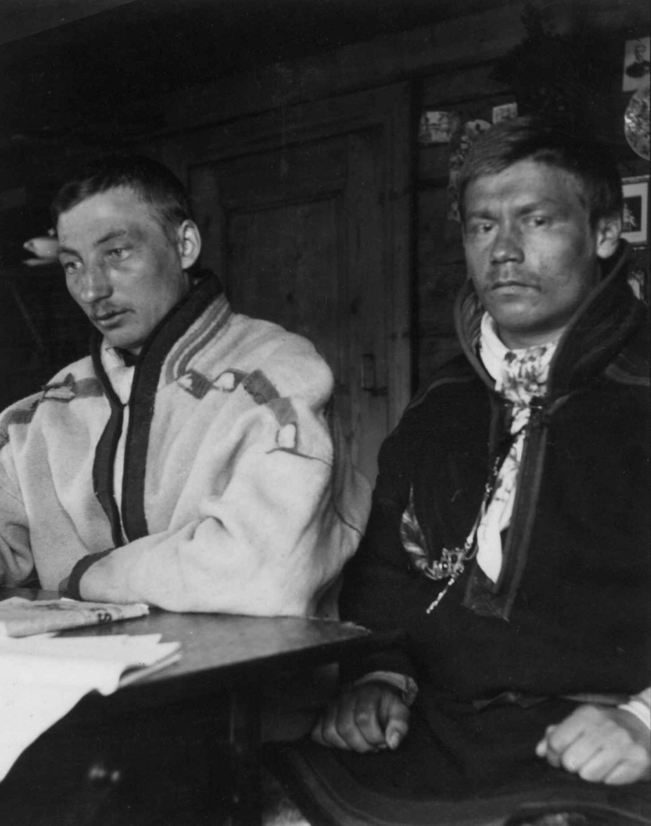 Konrad Nielsen, Portrett av Samuel I. Norvang og Johan Spein Oskal.