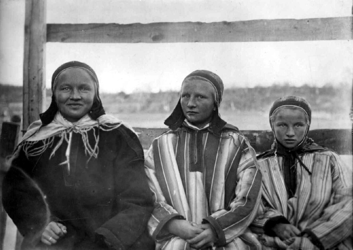Konrad Nielsen, Portrett av tre kvinner. Karasjok.