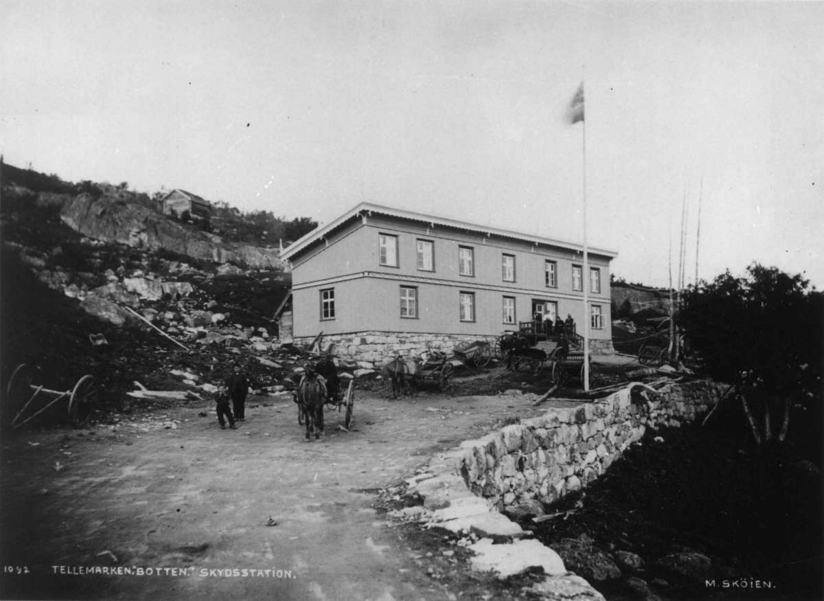 Marthinius Skøien, TELLEMARKEN. "BOTTEN." SKYDSSTATION.