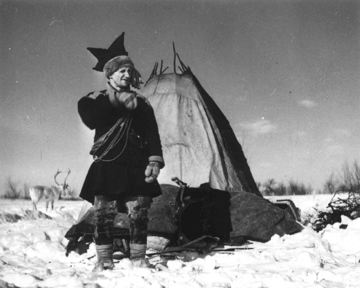 Virginia Raymond Davidson, Karasjok-drakt. Per Ander Sara foran et telt. Karasjok mars 1958.