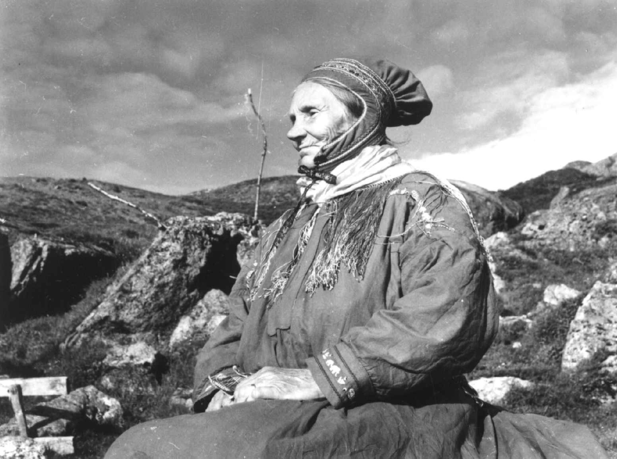Virginia Raymond Davidson, Ellen Person Sara i kautokeino-drakt. Seiland 1958.