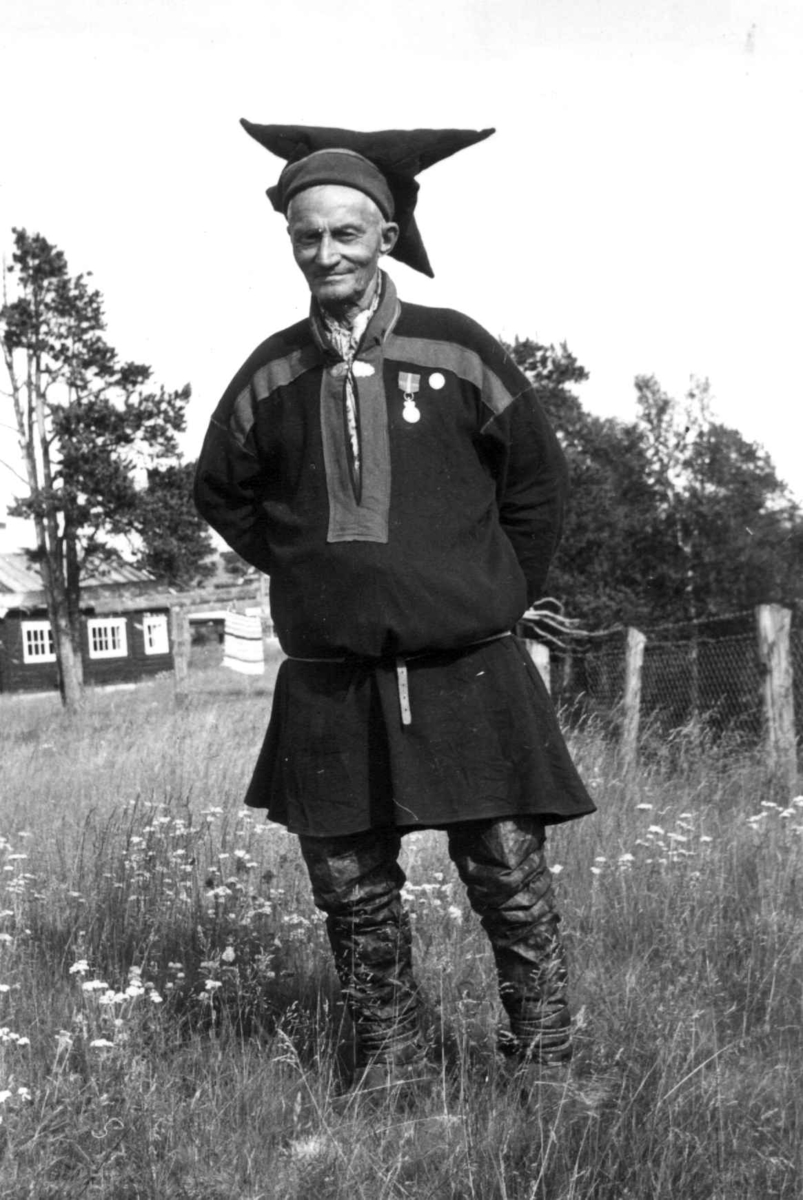 Virginia Raymond Davidson, Portrett av Anders Bær sr. (Reineier). Bærer kongens fortjenestemedalje, 1959.