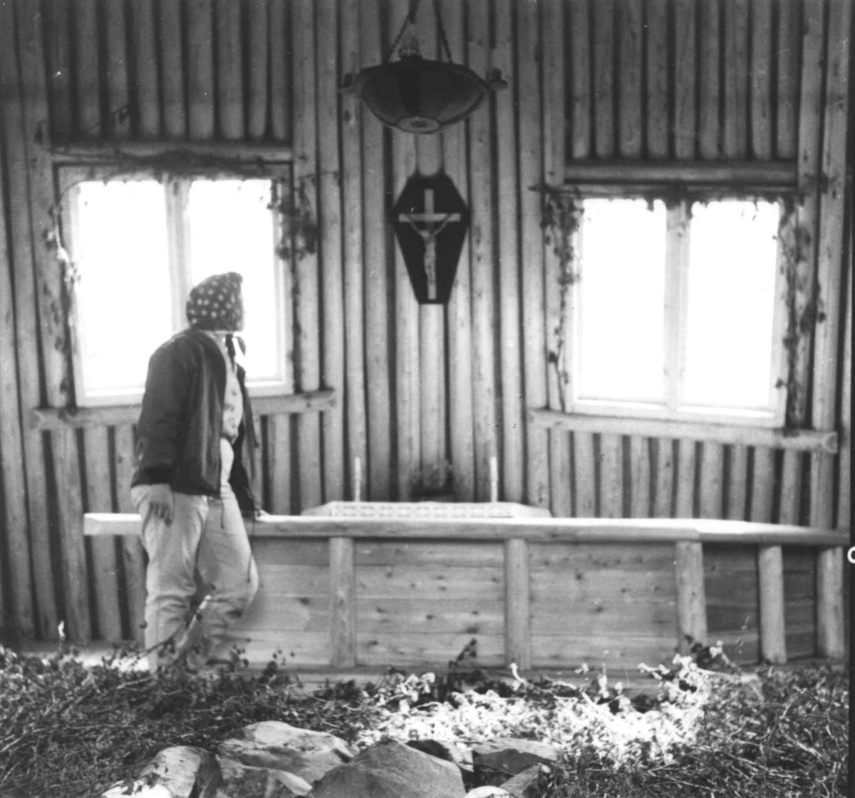 Virginia Raymond Davidson, Interiør fra Gamme-kirke, en person står ved alterringen. Saltoluokta 1959.