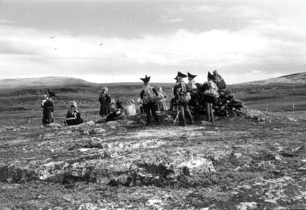 Virginia Raymond Davidson, Reindriftskurs for Karasjok-elever, her samlet ved reingjerde på vidda over Ytre Billefjord 1959.