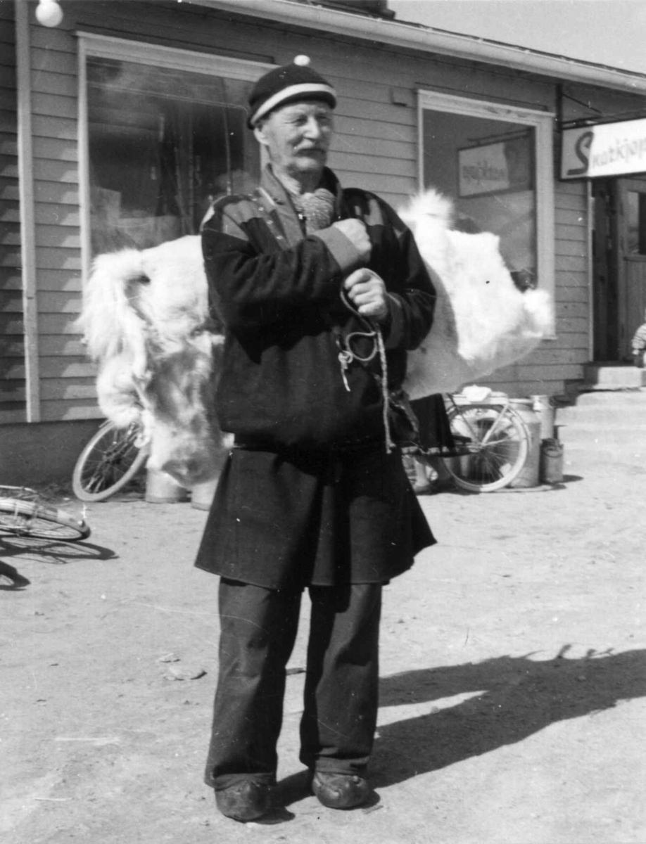 Virginia Raymond Davidson, Aslak Erira selger reinskinn. Karasjok 1959.