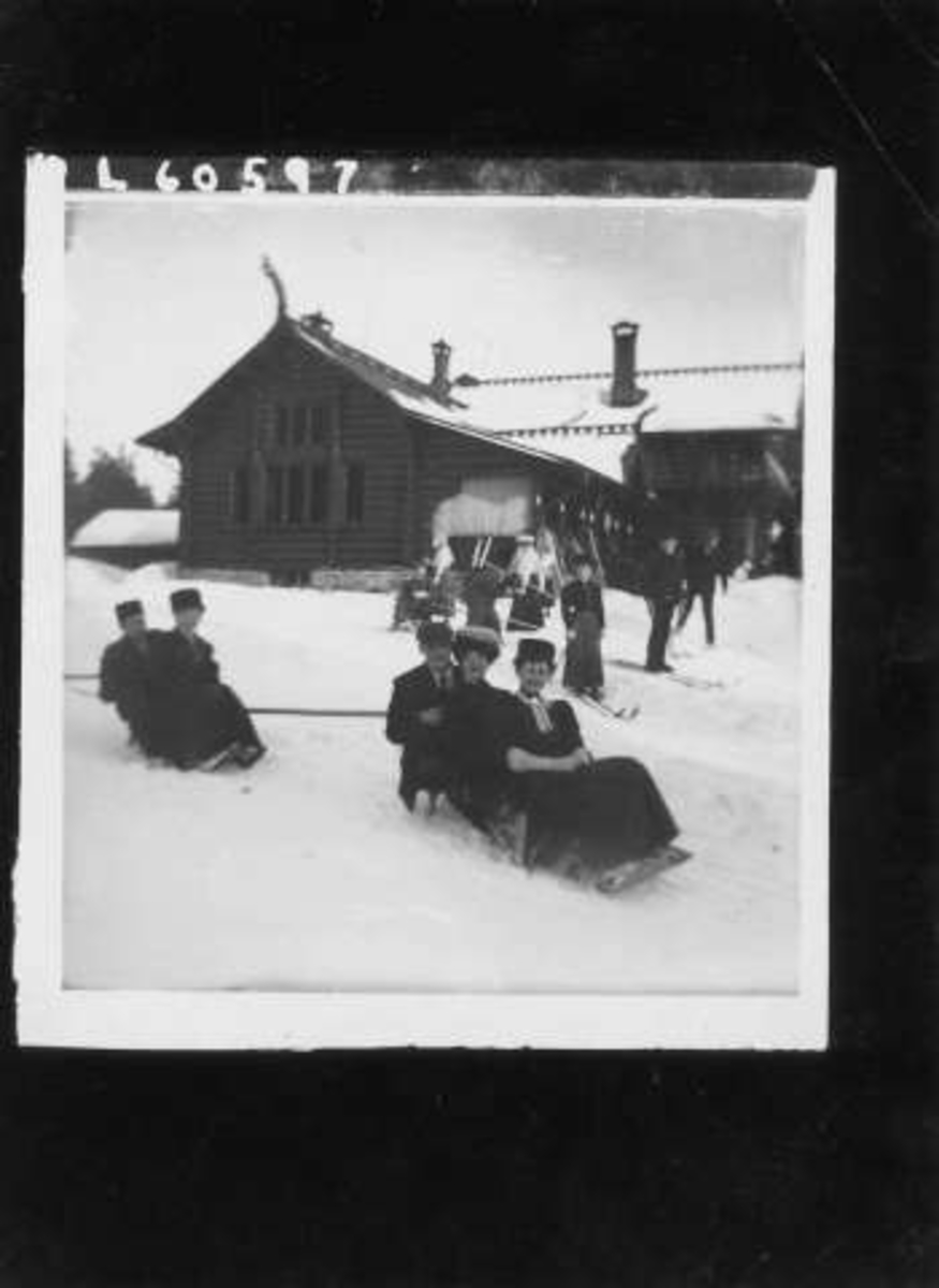 Hermann Christian Neupert, Frognerseteren. Vintermotiv. Menn og kvinner på kjelke foran Frognerseteren.