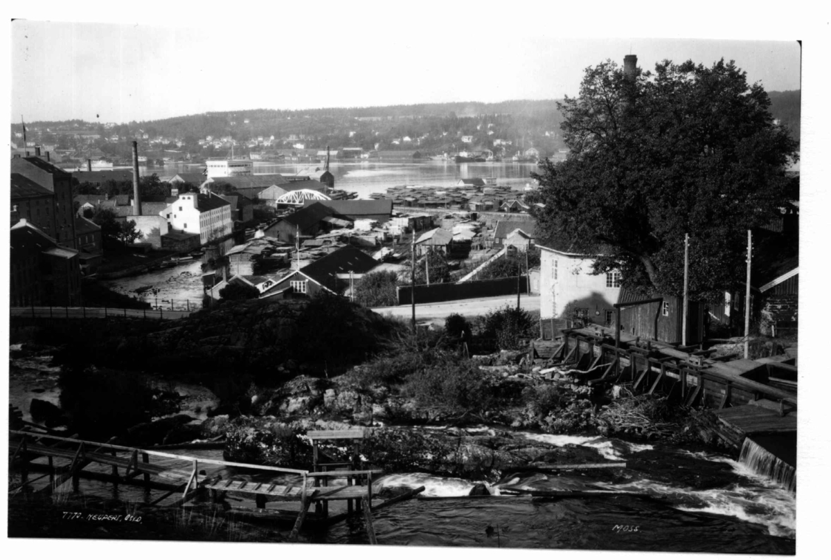 Hermann Christian Neupert, Moss. 1930. Oversiktsbilde. Bybebyggelse. Fabrikkområde. I bakgrunnen vann og villaområde.