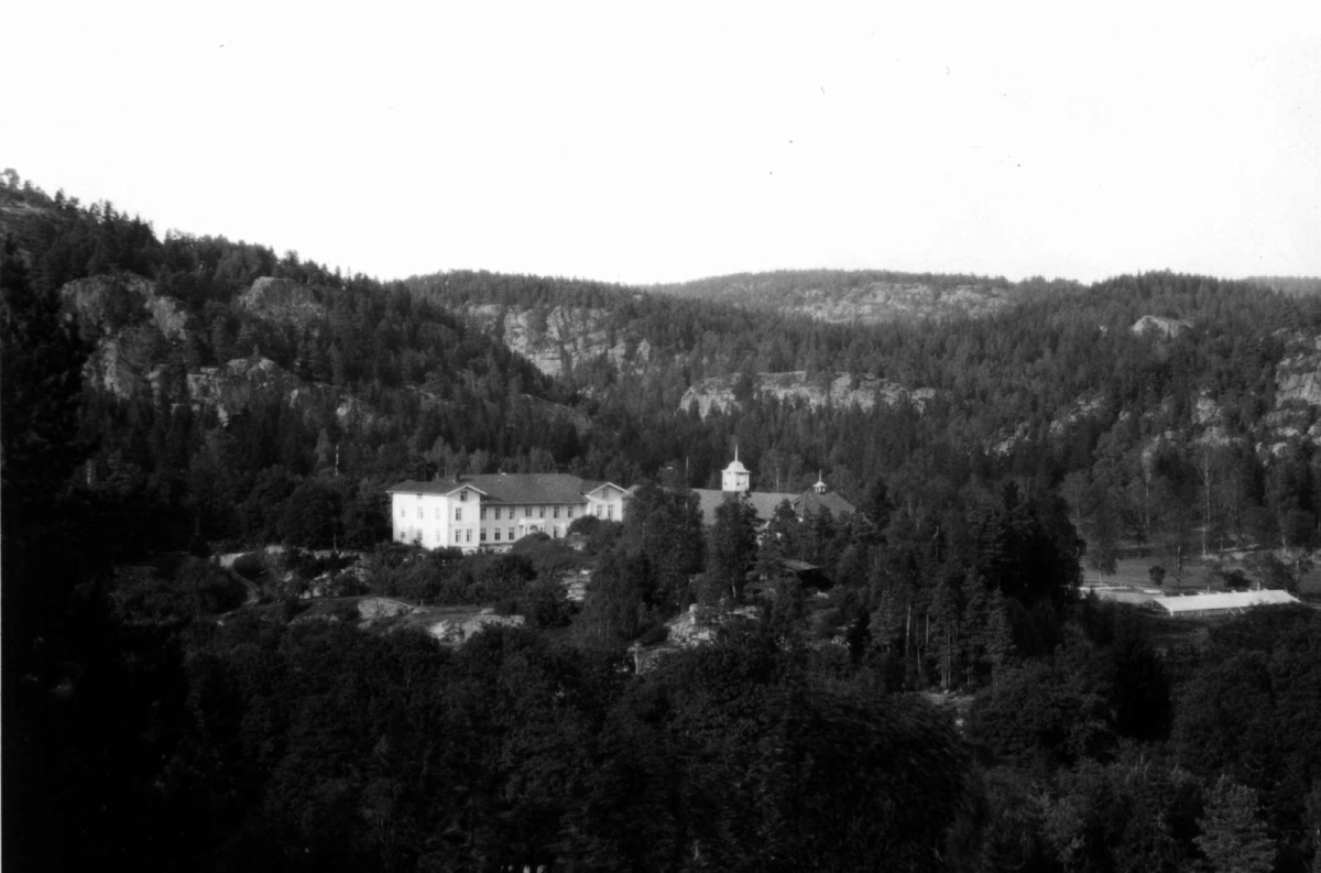 Hermann Christian Neupert, Berby Gård, Idd, Østfold. Oversiktsbilde. Hagebrukskole for kvinner 1901-1938. Hovedbygning. Omgitt av skog. Åser i bakgrunnen.