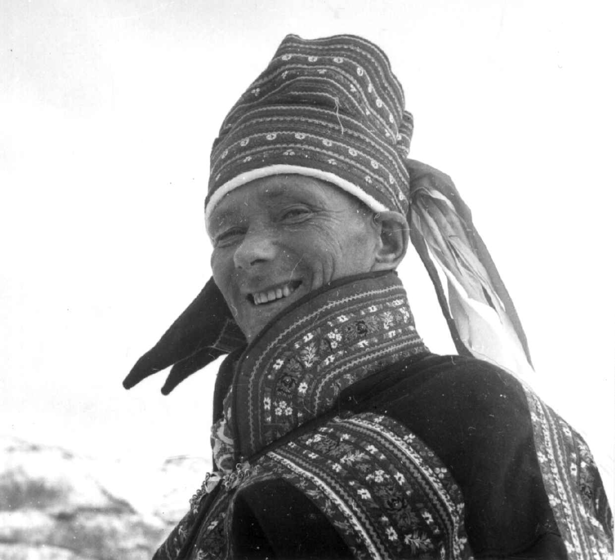 Virginia Raymond Davidson, Mann med kautokeinolue med silkebånd, moderne drakt 1961. Altenes.