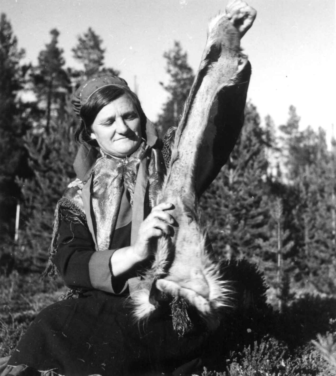 Virginia Raymond Davidson, Kirsten Bueng Hætta strekker og bløtgjør skinnet til skaller. Karasjok 1961.