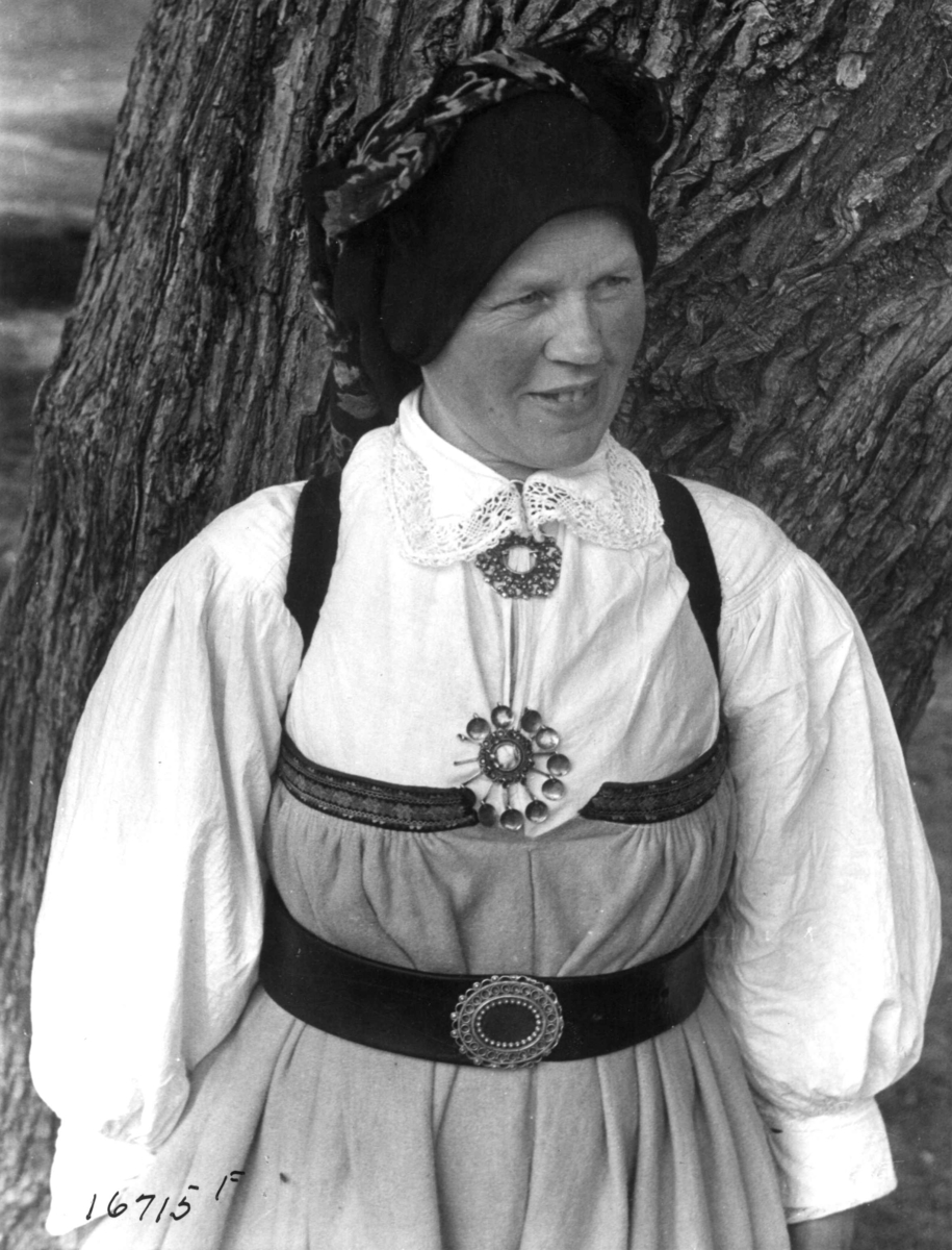 Anders Beer Wilse, Kvinnedrakt