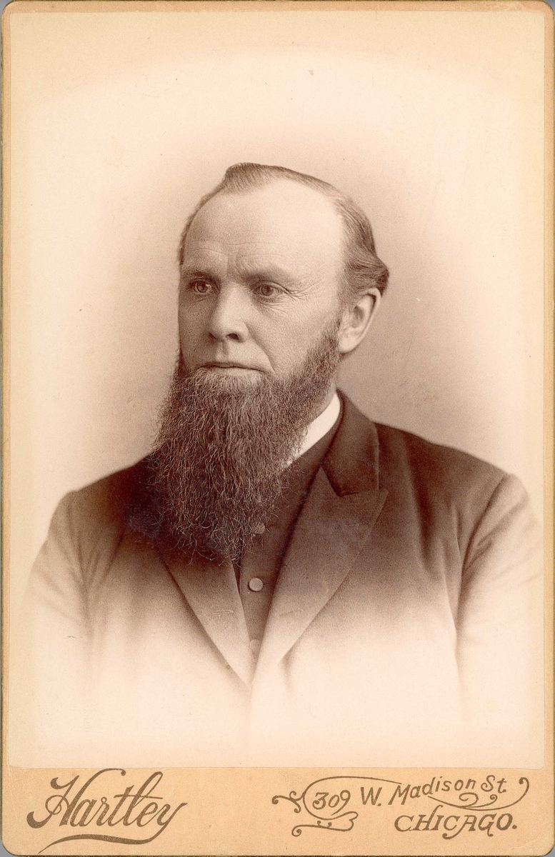 Kabinettfotografi. Norsk-amerikanere. Mann i fotografens studio. by Hartley