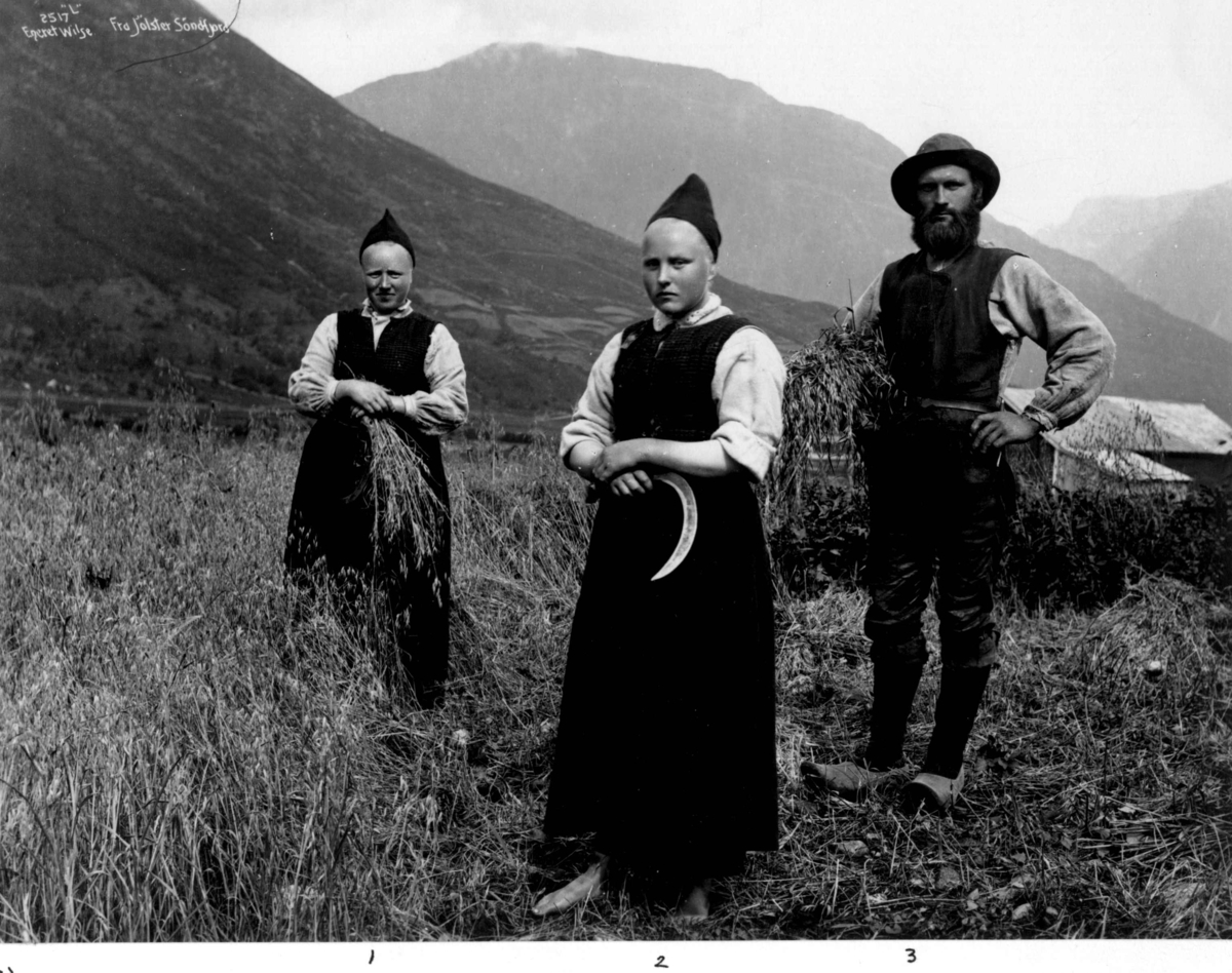 Axel Lindahl, Kvinne- og mannsdrakt, Sogn og Fjordane.