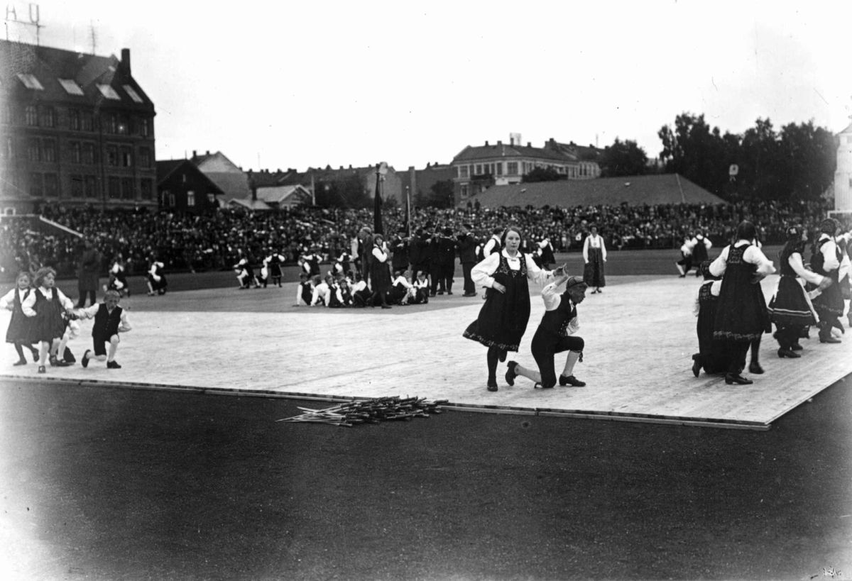 Hermann Christian Neupert, Folkedansstevne (ant) - Frogner Stadio. 1925.
