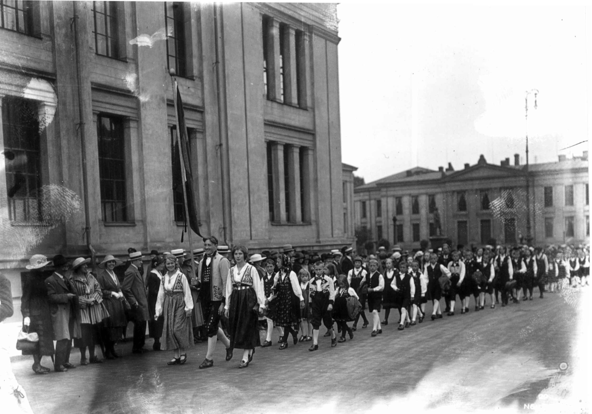 Hermann Christian Neupert, Nordisk Folkedansstevne ant. Karl Johans gate ved Universitetet - Oslo. 1925. Opptog av norske folkedansere.