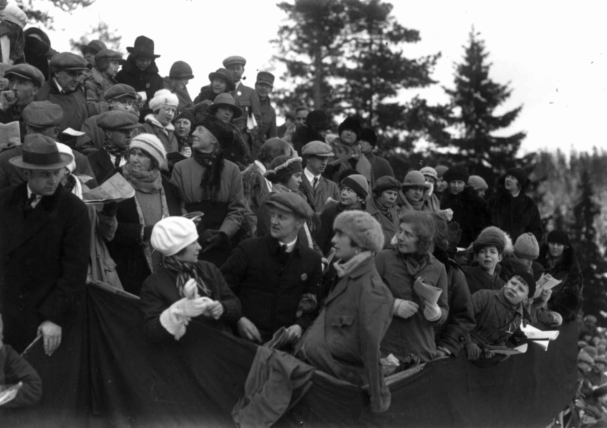 Hermann Christian Neupert, Vintersport. Holmenkollen, Oslo. 1925. Publikum på Holmenkollrennet.