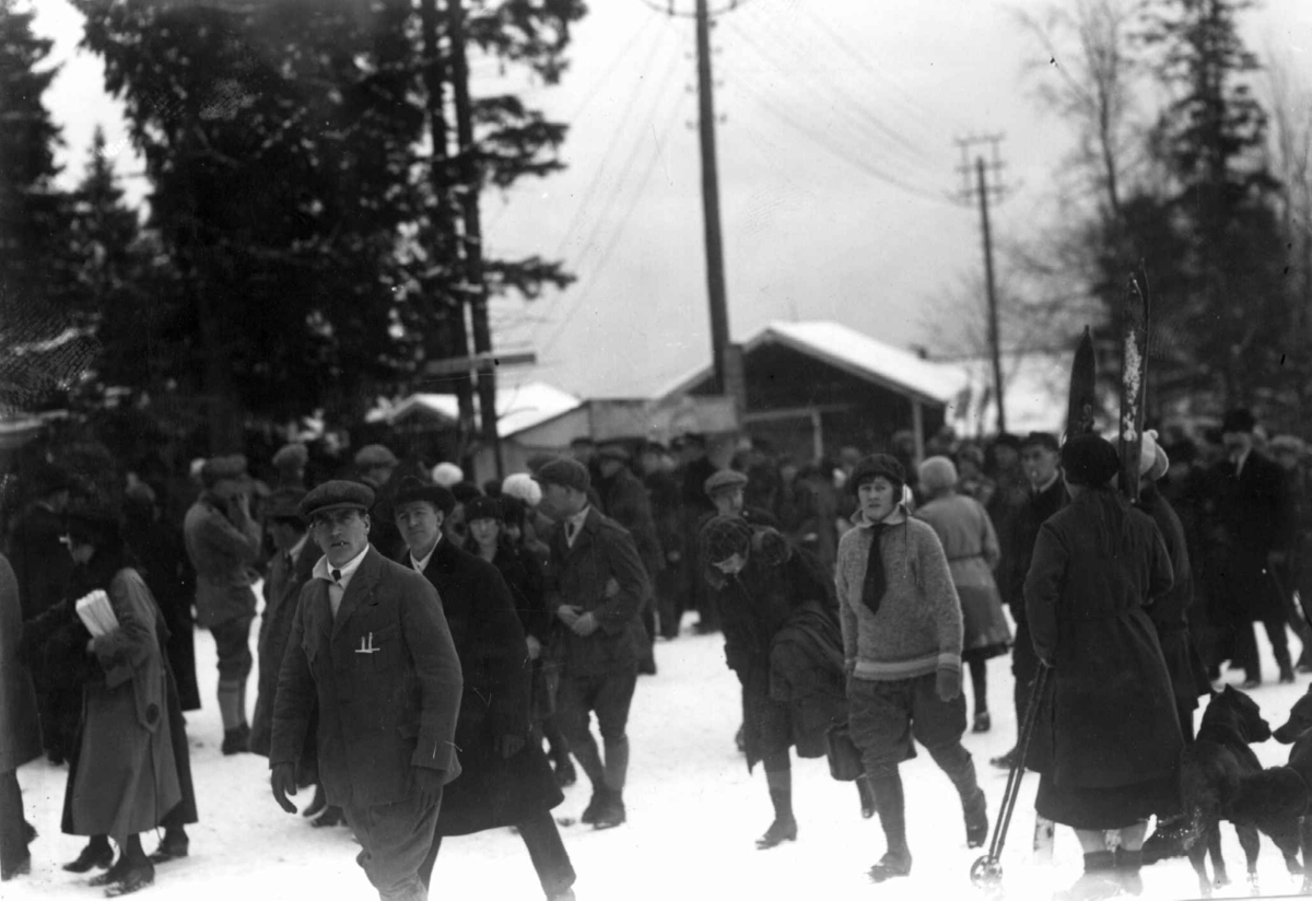 Hermann Christian Neupert, Vintersport. Holmenkollen - Oslo. 1925. Publikum på vei til hoppbakken.