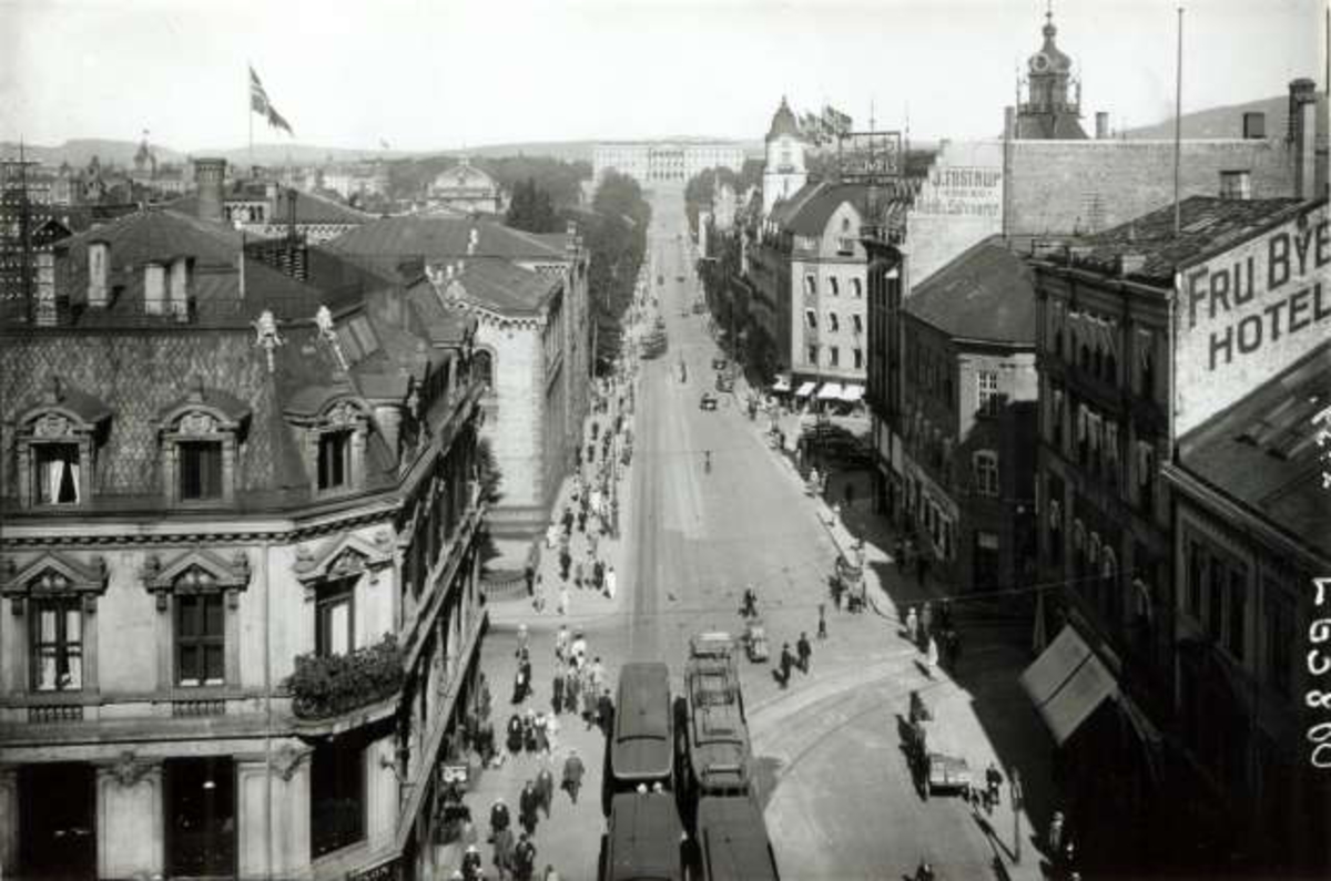 Hermann Christian Neupert, Karl Johans gate og Slottet, Oslo 1925. Oversiktsbilde. Karl Johans gate fra Egertorget til Slottet.