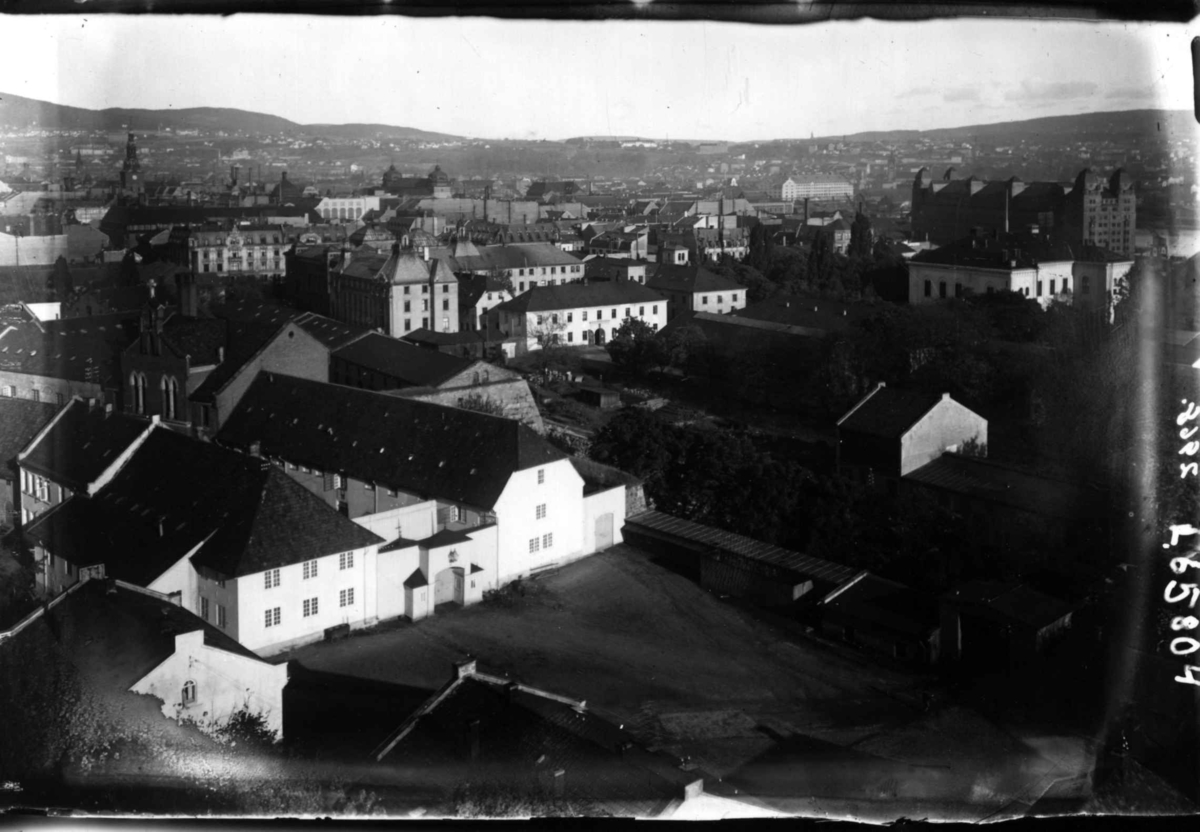Hermann Christian Neupert, Oslo. Oversiktsbilde tatt fra Akerhus Festning. Bygninger på Akershus i forgrunnen. Til høyre Havnelageret. Til venstre Oslo Domkirke.