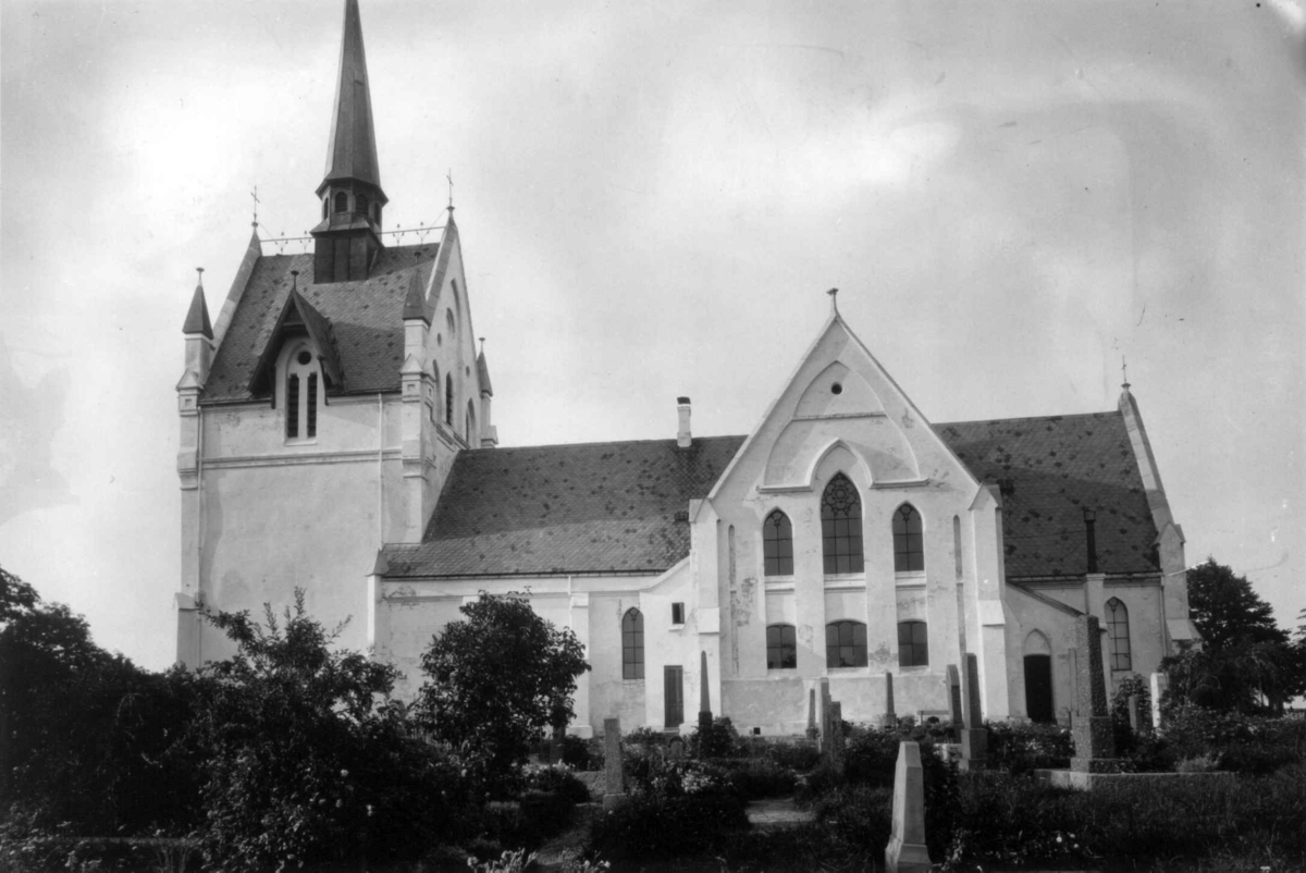 Hermann Christian Neupert, Eidsberg kirke, Østfold. 1930. Kirke med tårn og spir. Kirkegård. Gravsteiner.