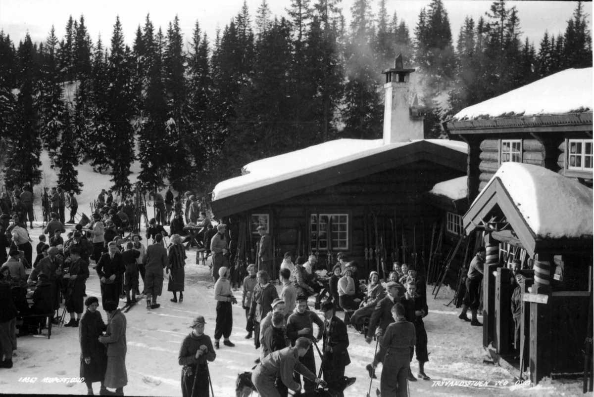Hermann Christian Neupert, Oslo. Skitur til Tryvannsstua. 1934. Skiløpere utenfor Tryvannstua. Vinterlandskap.