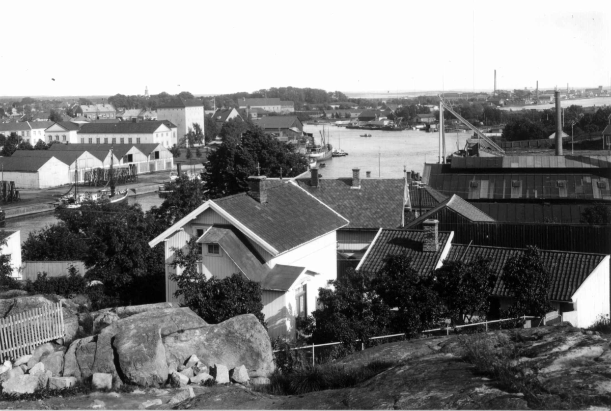 Hermann Christian Neupert, Fredrikstad, Østfold. 1930. Oversiktsbilde. Utsikt over byen. Bybebyggelse. Vann. Båter.