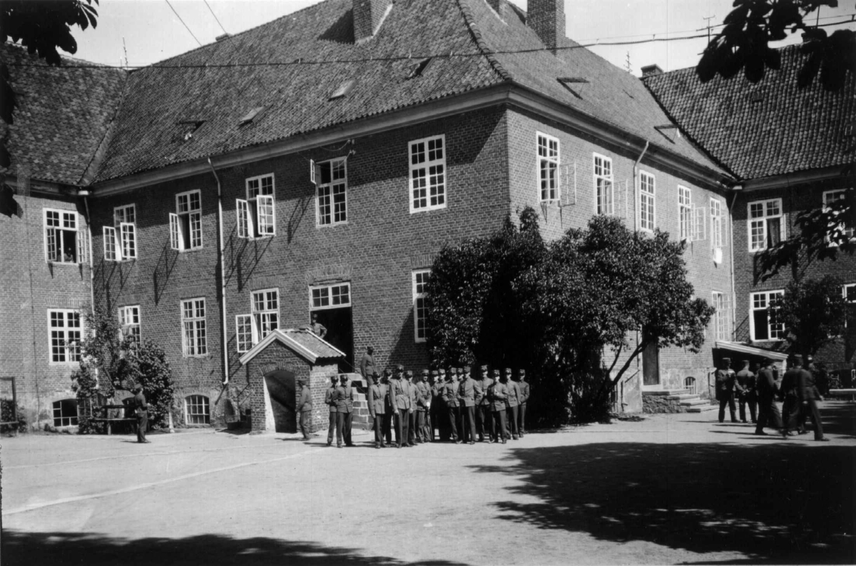 Hermann Christian Neupert, Fredrikstad, Østfold. 1930. Fra Fredrikstad festning. Gruppebilde av militære mannskaper.