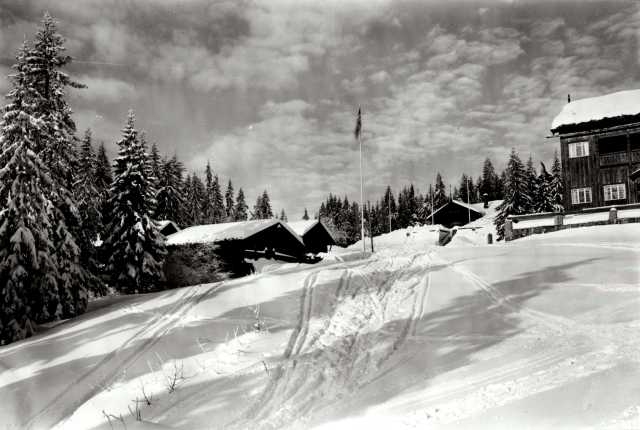 Hermann Christian Neupert, Vinterlandskap med hytter og hus. Frognerseteren med Heftyevillaen og Thomas Heftyes friluftsmuseum, Nordmarka, Oslo.