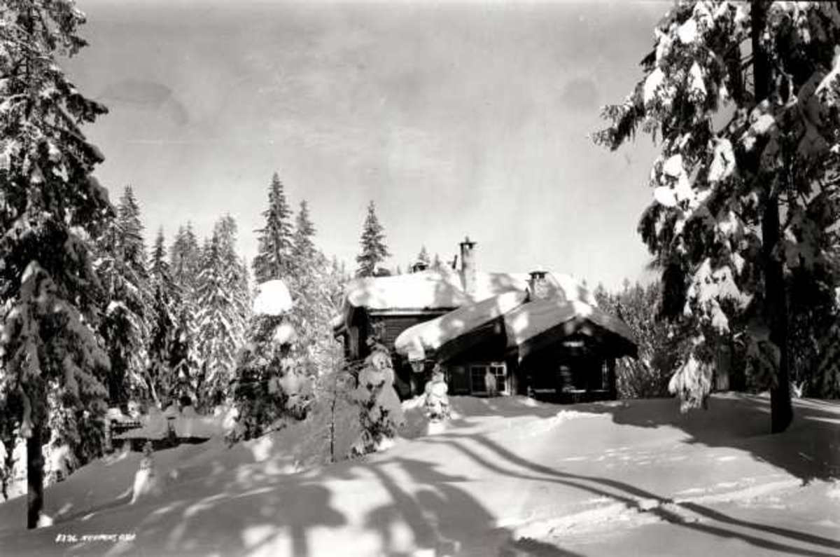 Hermann Christian Neupert, Nordmarka, Oslo. Vinterskog med hytte. Skispor.