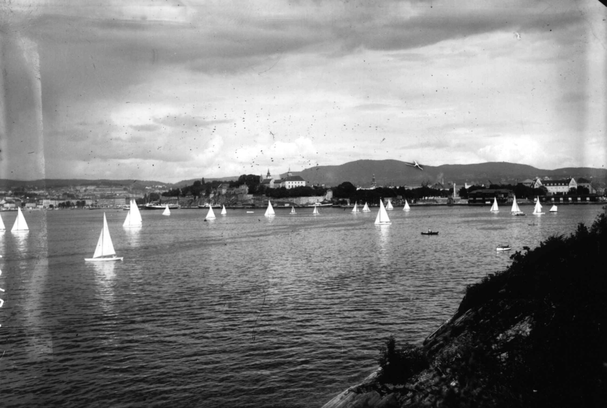 Hermann Christian Neupert, Oslo. Regatta i Oslofjorden mellom Akershus Festning og Hovedøya. Byen i bakgrunnen.