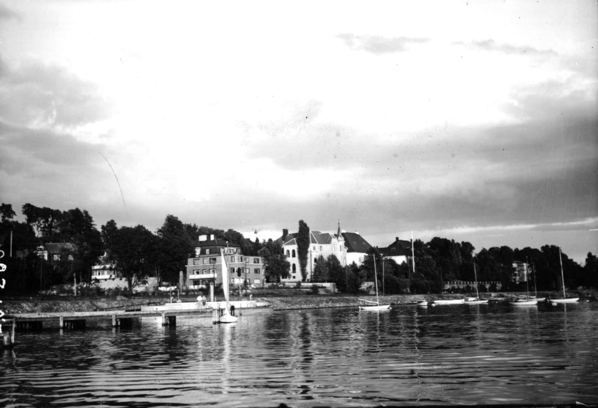 Hermann Christian Neupert, Frognerkilen, Oslo. Bolighus og brygger. Fritidsbåter for anker.