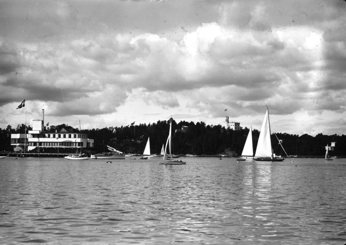 Hermann Christian Neupert, Frognerkilen, Oslo. Restaurant Dronningen og Oscarshall sett fra sjøen. Fritidsbåter.
