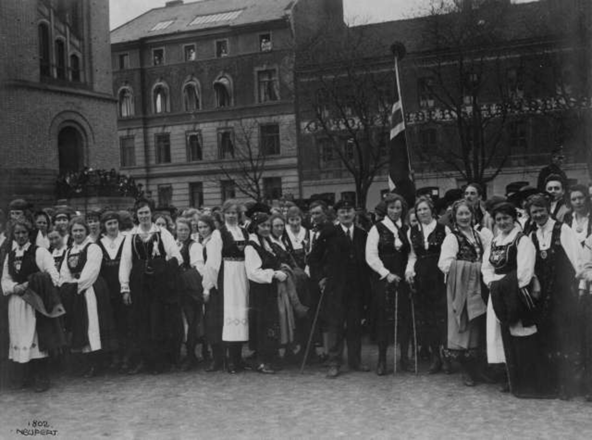 Hermann Christian Neupert, Oslo 17. mai 1924. Bunadskledde kvinner med Historisk Museum i bakgrunnen.