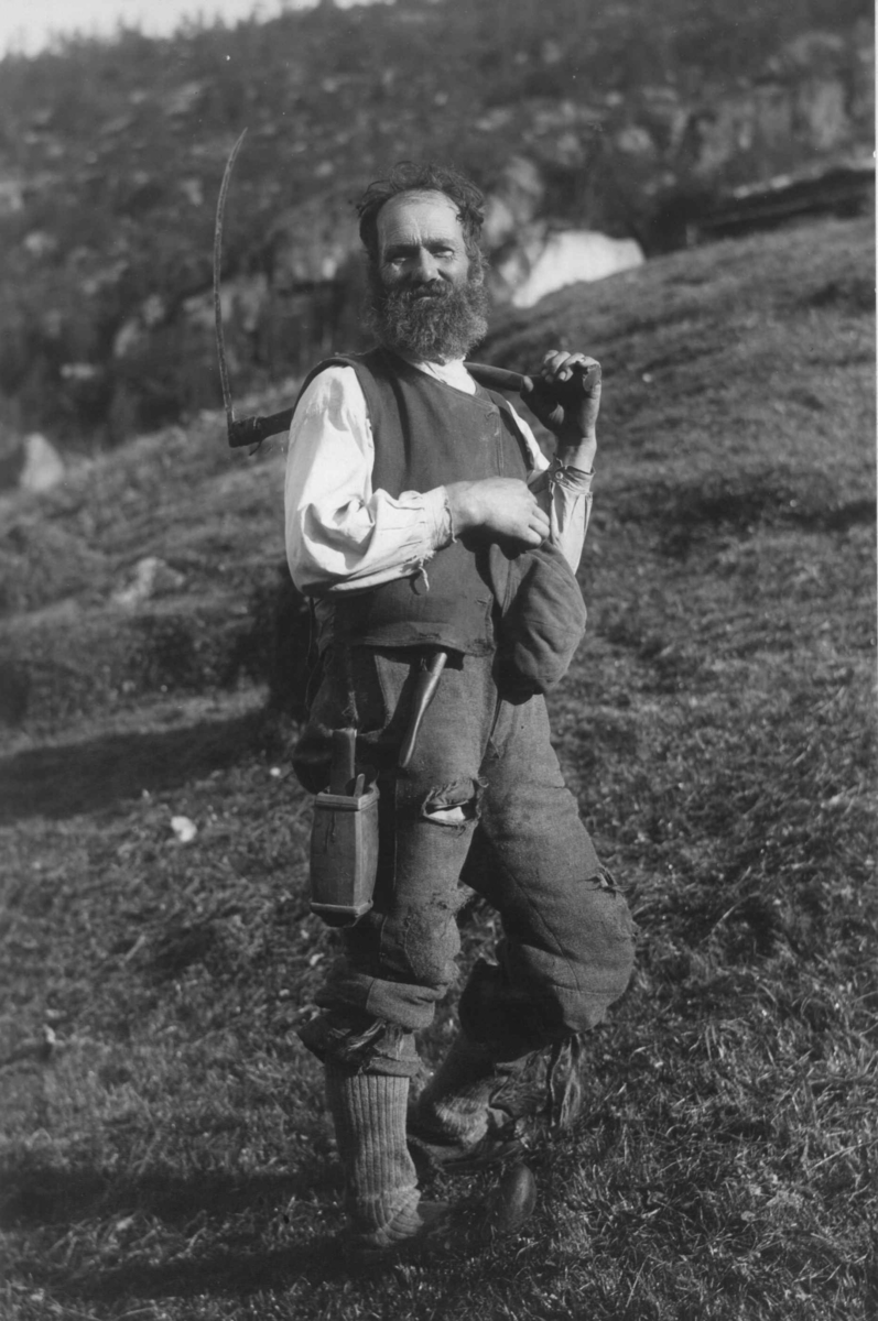 Anders Beer Wilse, Slåttekar med ljå og annen redskap. Telemark 1910.