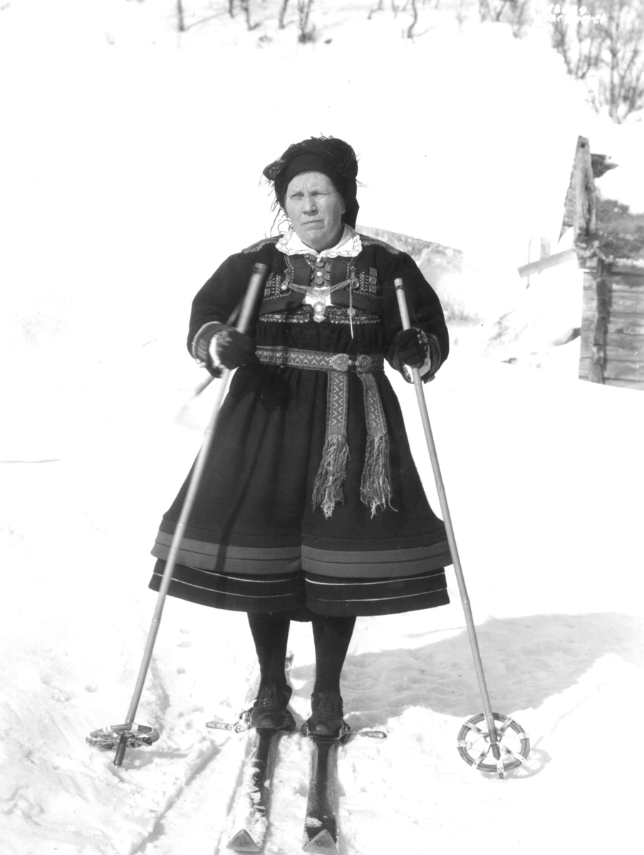 Anders Beer Wilse, Kvinnedrakt