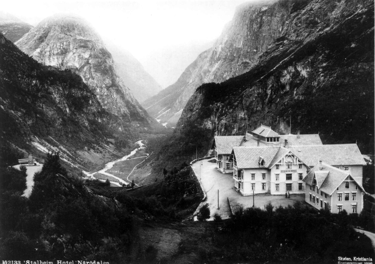 Marthinius Skøien, Stalheim hotel, Voss, Hordaland med utsyn utover Nærøydalen med Jordalsnuten.